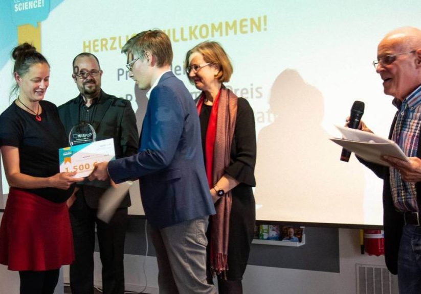 Dr. Josefine Lenz receiving the 2022 WISPoP prize for Science Communication